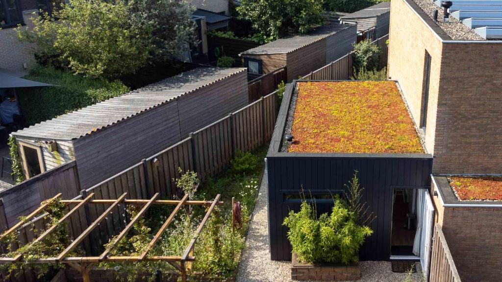 乌得勒支Eco lodge Utrecht Leidsche Rijn的享有花园的顶部景色