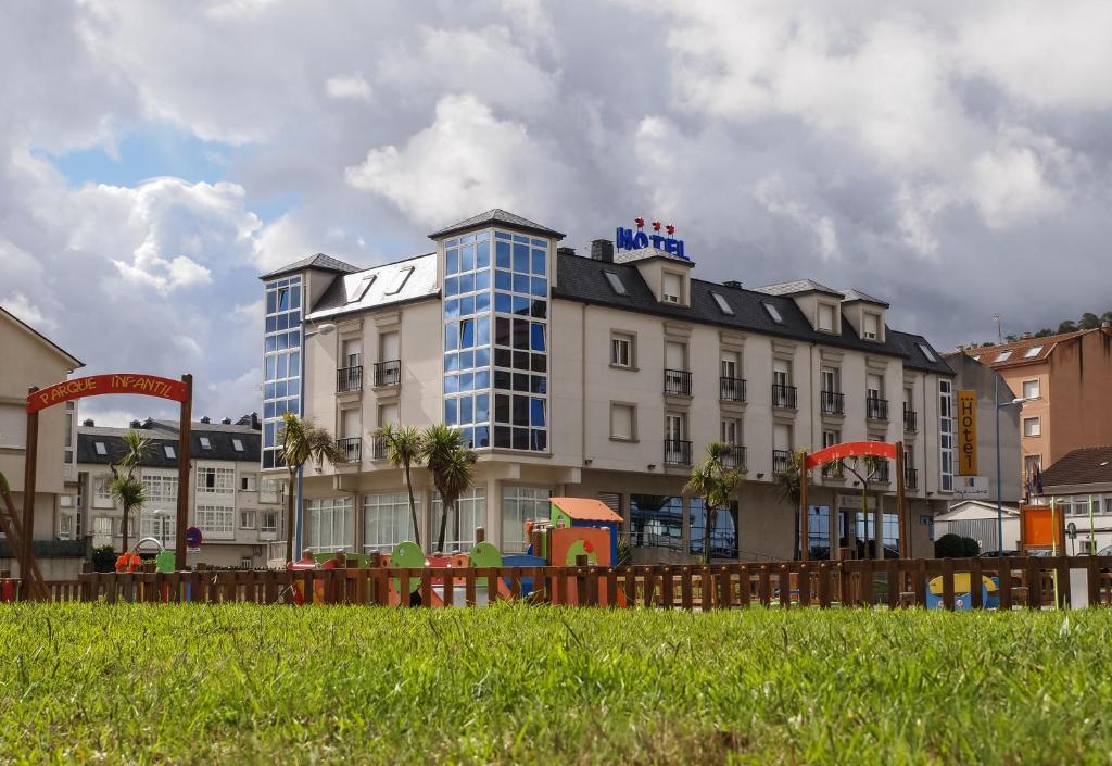 拉赫拉克瑟海滩酒店的公园旁的一座大型建筑,设有蓝色窗户