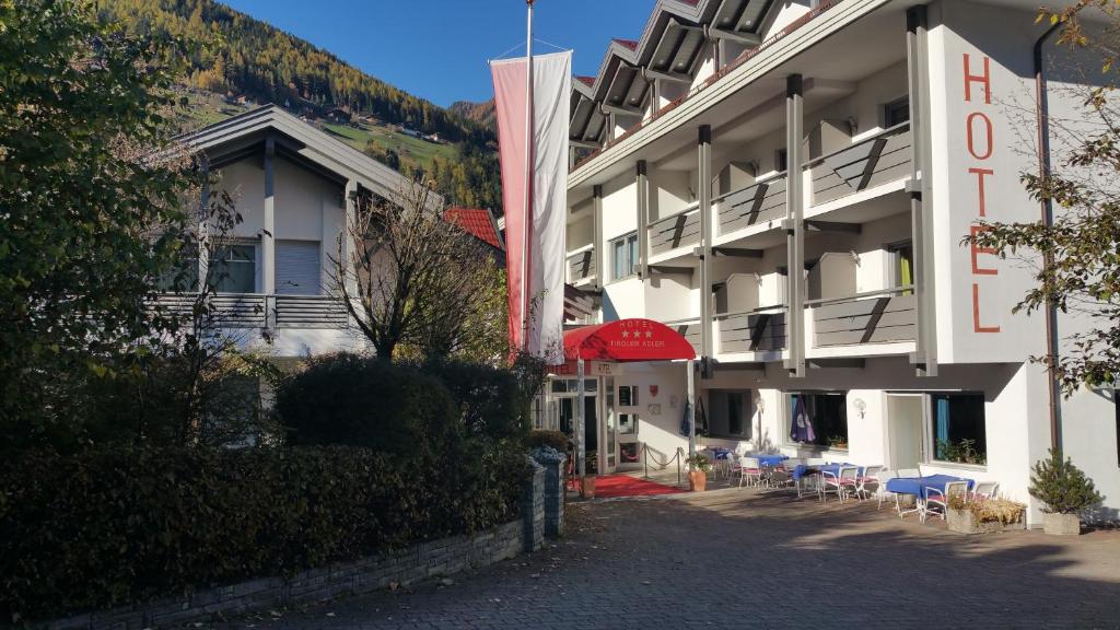 卢塔戈Hotel Tiroler Adler的大楼旁的红伞酒店