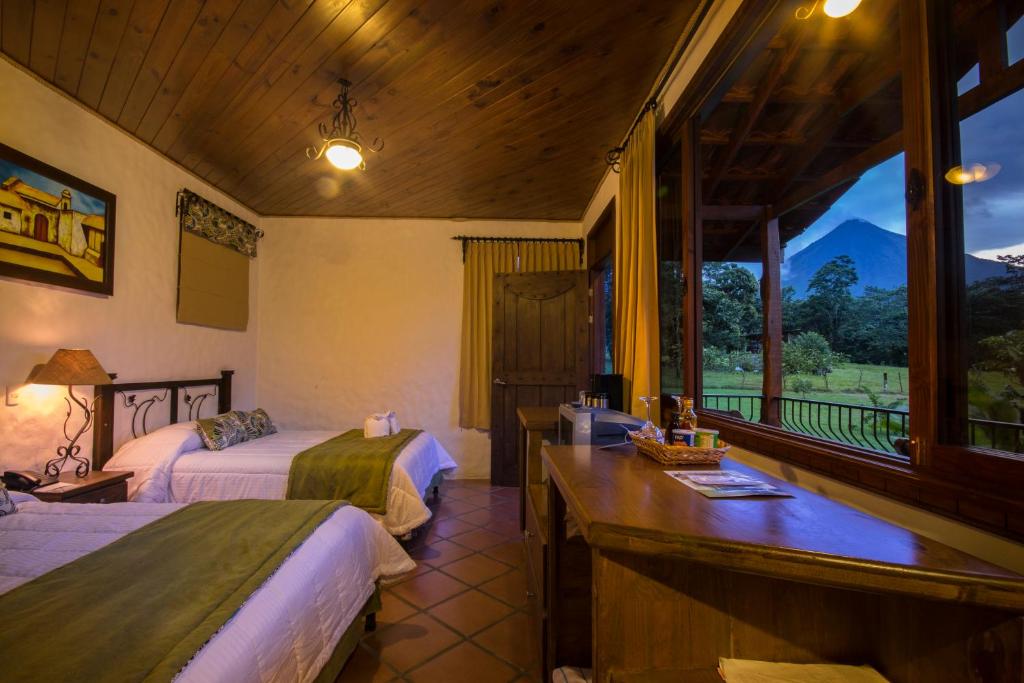 福尔图纳卡萨露娜Spa酒店的酒店客房设有两张床和一个阳台。
