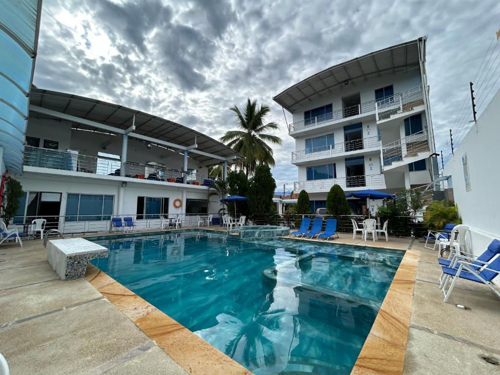 托凯马Tropical Resort Tocaima的大楼前的大型游泳池