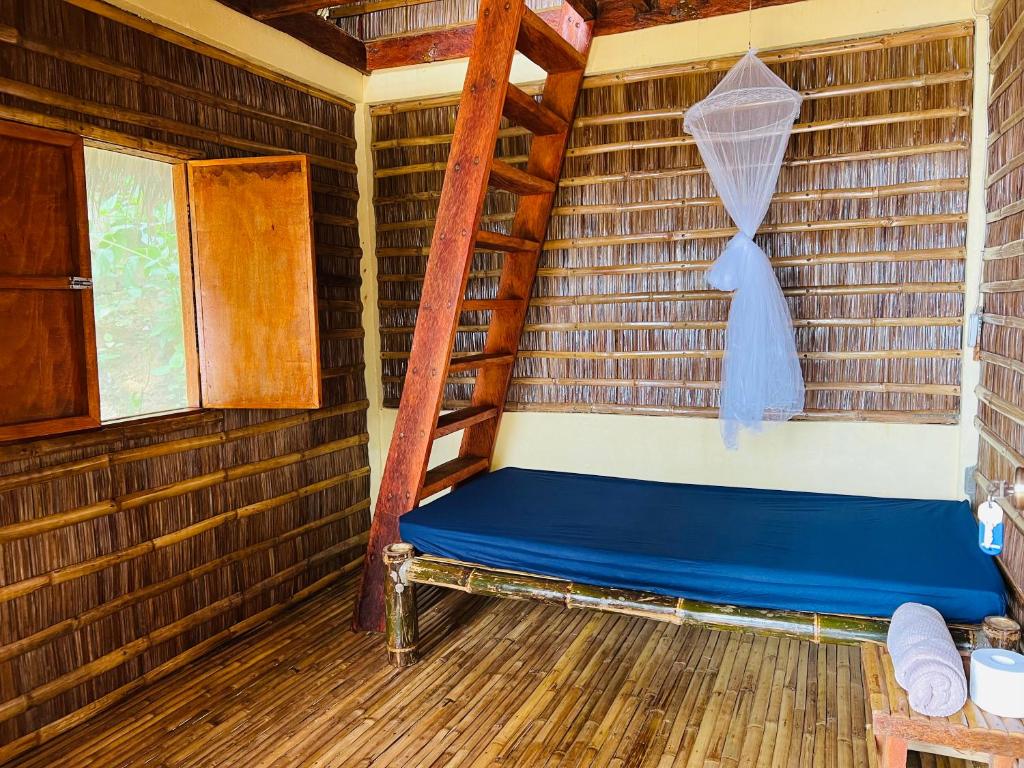 BarasL'Astrolabe - Beach Kubo的带双层床和梯子的客房