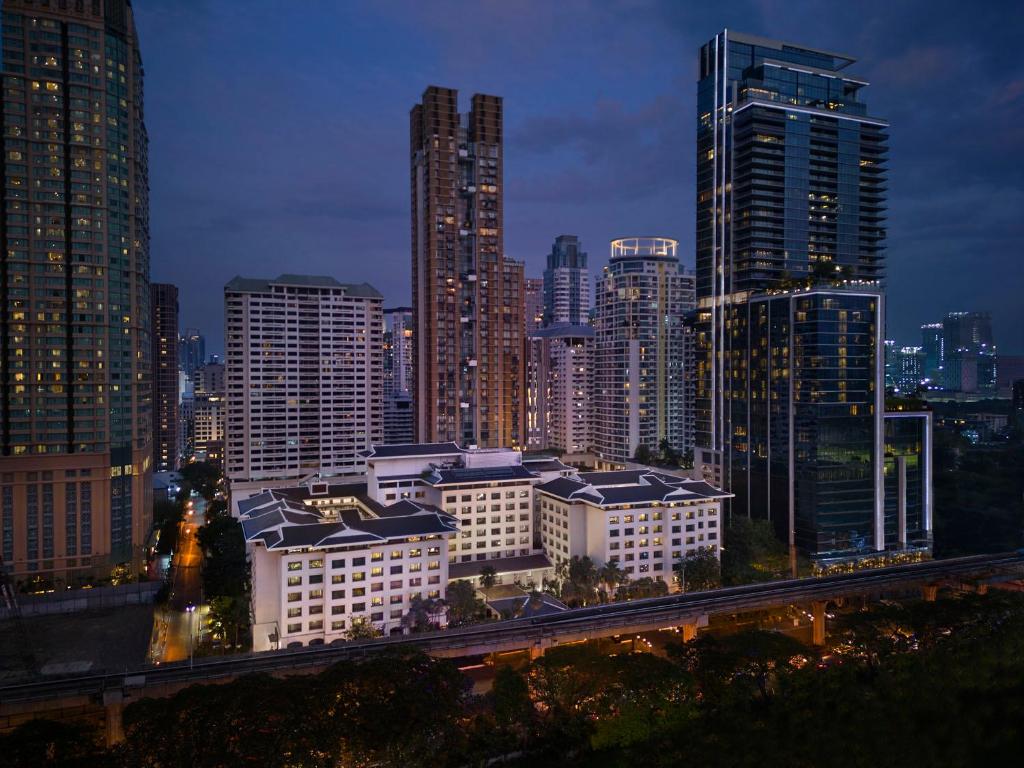 曼谷曼谷安納塔拉暹邏酒店的城市天际线,夜晚有高楼