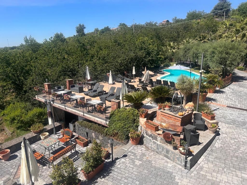 米罗B&B Dimora dell' Etna的享有带游泳池的度假村的空中景致
