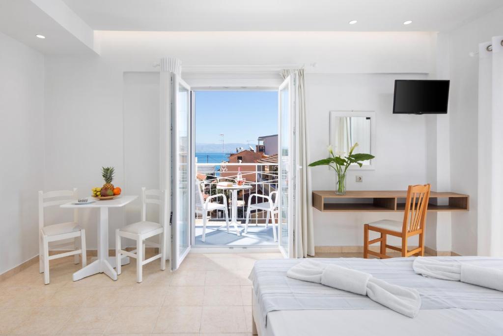 贝尼蔡斯贝拉维斯塔海滩酒店的客房设有一张床铺、一张桌子和一个阳台