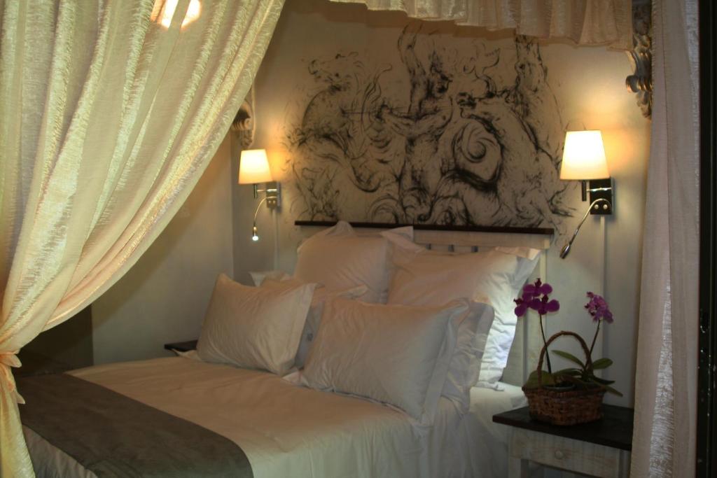 乌旺戈海滩Stephward Estate Country House的卧室配有带白色枕头的大床