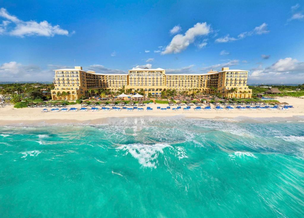 坎昆Kempinski Hotel Cancun的享有度假村和海滩的空中景致