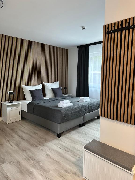 汉堡Lagom - Apartments an der Barclays Arena的一间卧室设有一张床和一个大窗户