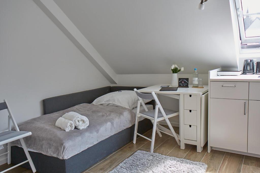 菲尔森Dülken: klein aber fein für 1 Person的一间卧室配有书桌和一张带椅子的床