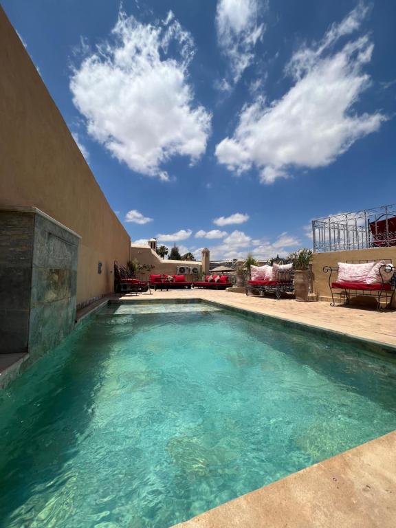 马拉喀什耶南埃尔卡迪摩洛哥传统庭院住宅的庭院里的一个蓝色海水游泳池