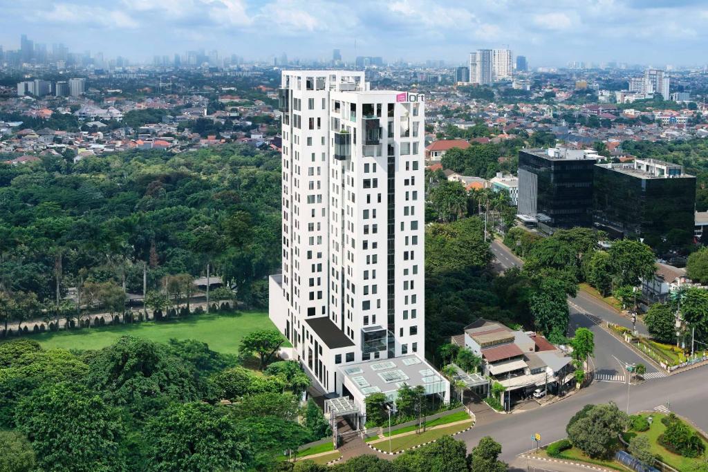 雅加达Aloft South Jakarta的空中景色,高大的白色建筑