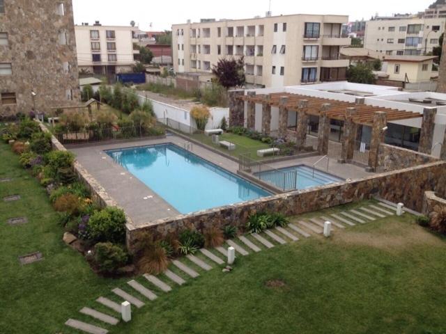 Reñaca Park Apartment内部或周边泳池景观