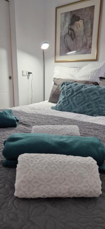 马里博尔Apartment Dolce Vita Maribor的两张床,地板上配有绿色和白色枕头
