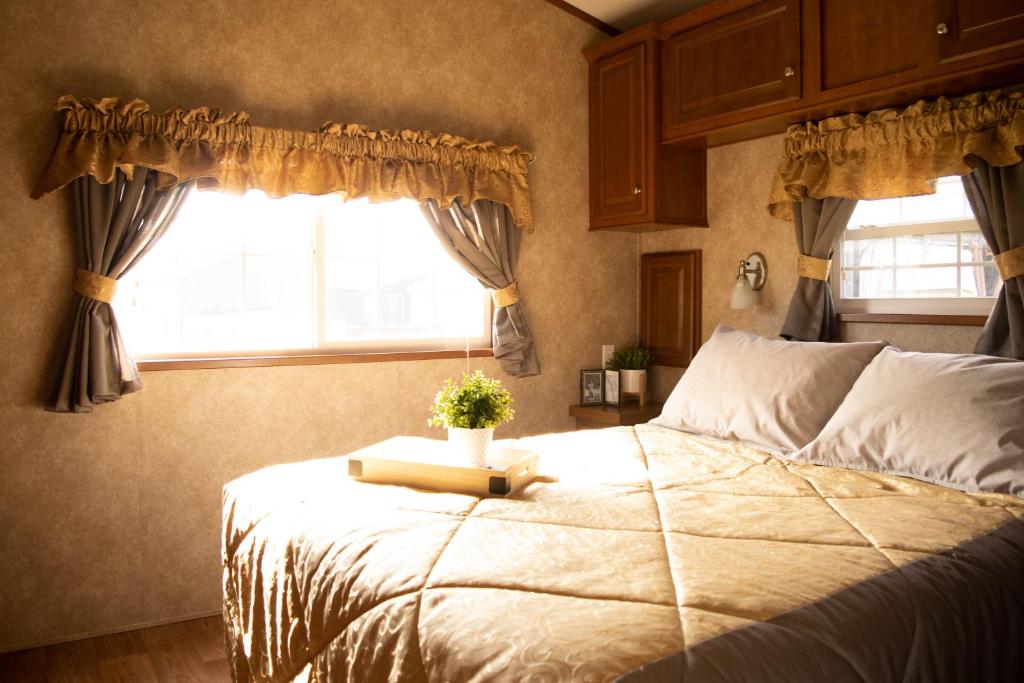 滨湖尼亚加拉Vine Ridge Resort - Cottages的一间卧室,床上有植物