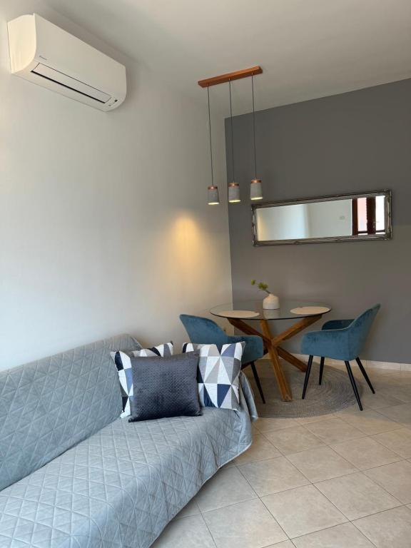 普拉Leone apartments with free parking的带沙发和桌子的客厅