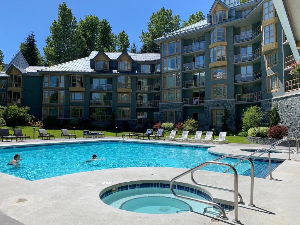 Cascade Lodge Suite Whistler WIFI cable HDTV air conditioning and heating 2 hot tubs pool sauna gym underground pay parking内部或周边的泳池