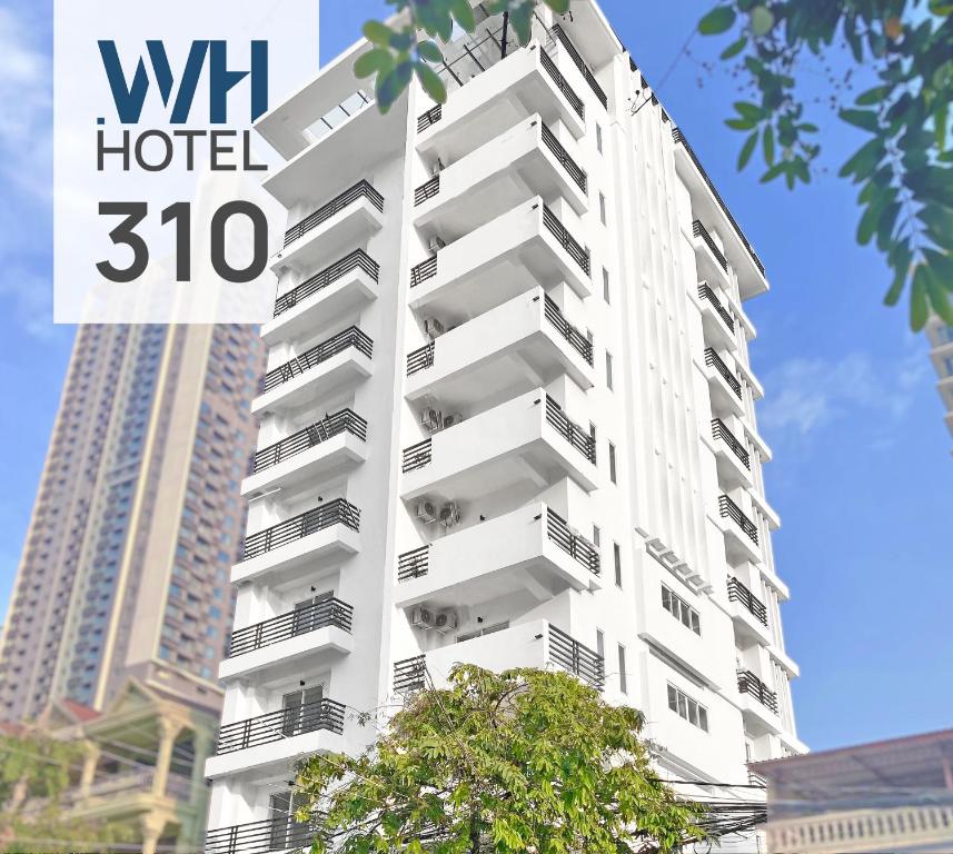 金边WH Hotel 310的白色的建筑,上面有酒店标志