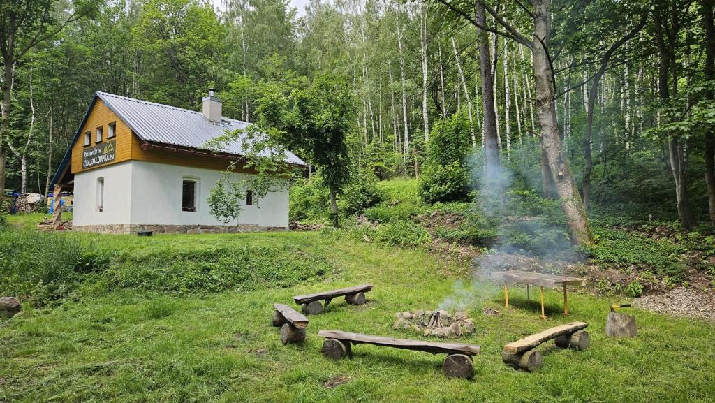Chajdaloupka的野地中间有 ⁇ 火的建筑