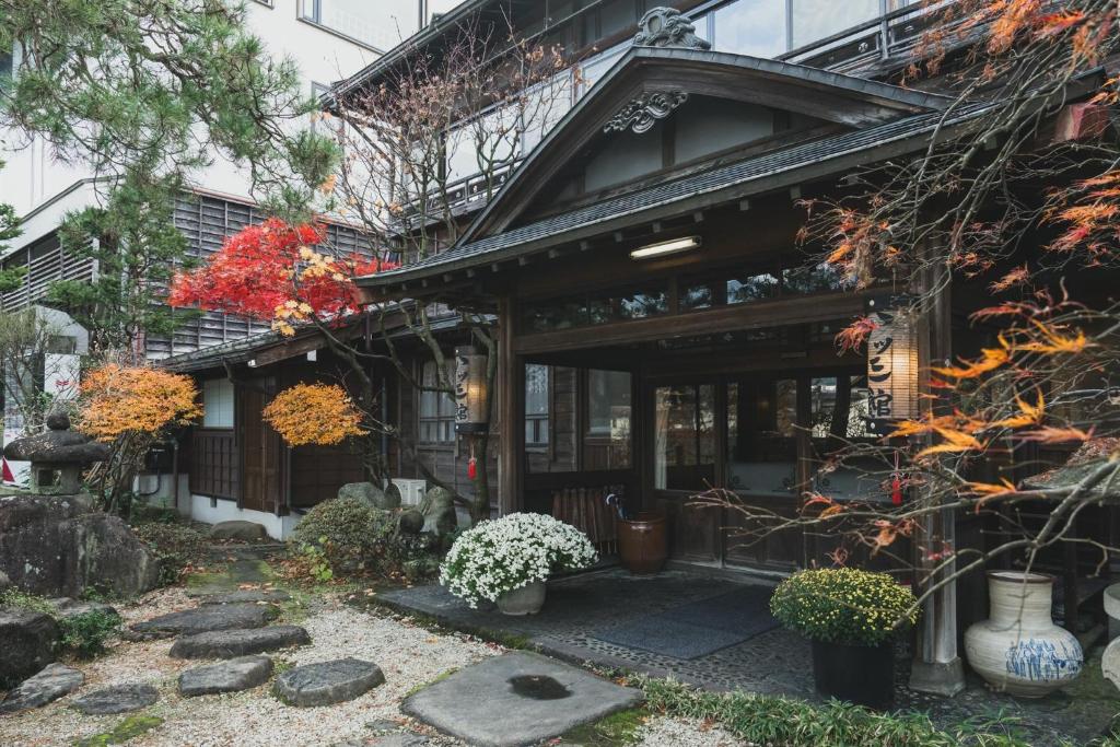 飞騨市亚苏三馆日式旅馆的前方有石头人行道的亚洲房屋