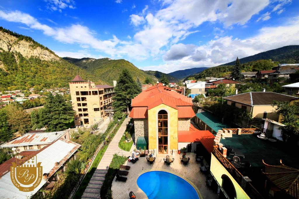 博尔若米博尔若米宫殿健康Spa中心酒店的享有带游泳池的度假村的空中景致