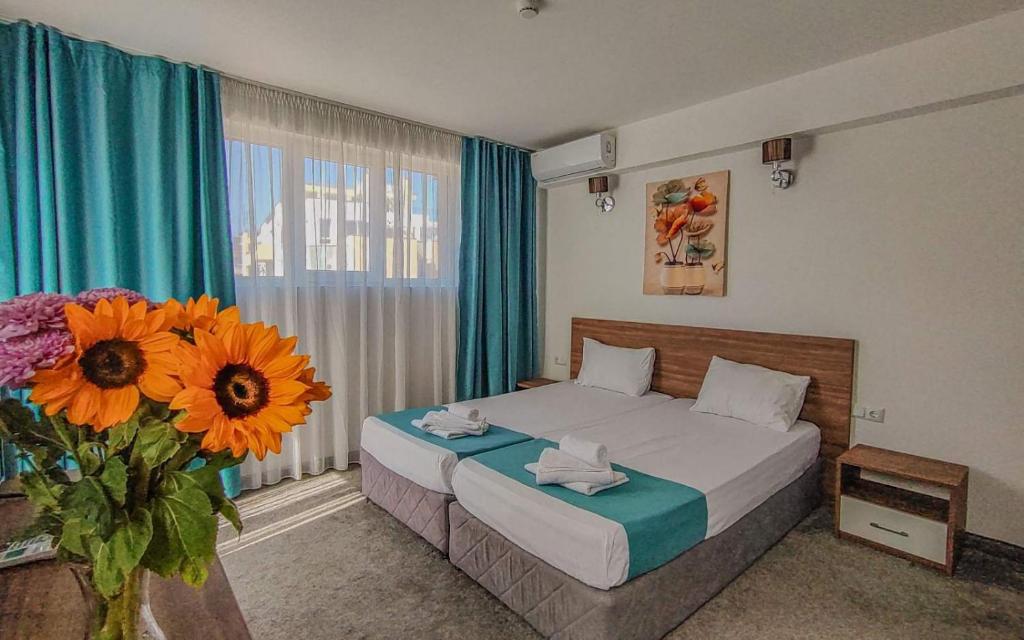 阳光海滩Hotel Zonya的一间卧室,配有一张床和花瓶