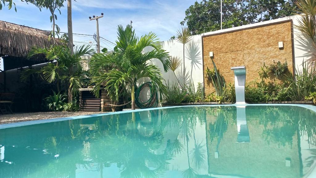 圣米格尔-杜戈斯托苏AYRE GOSTOSO POUSADA的房屋前的游泳池