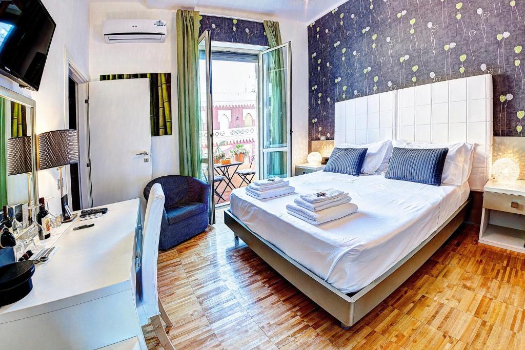 雷焦卡拉布里亚Pellicano Guest House的卧室配有一张白色大床和一张书桌
