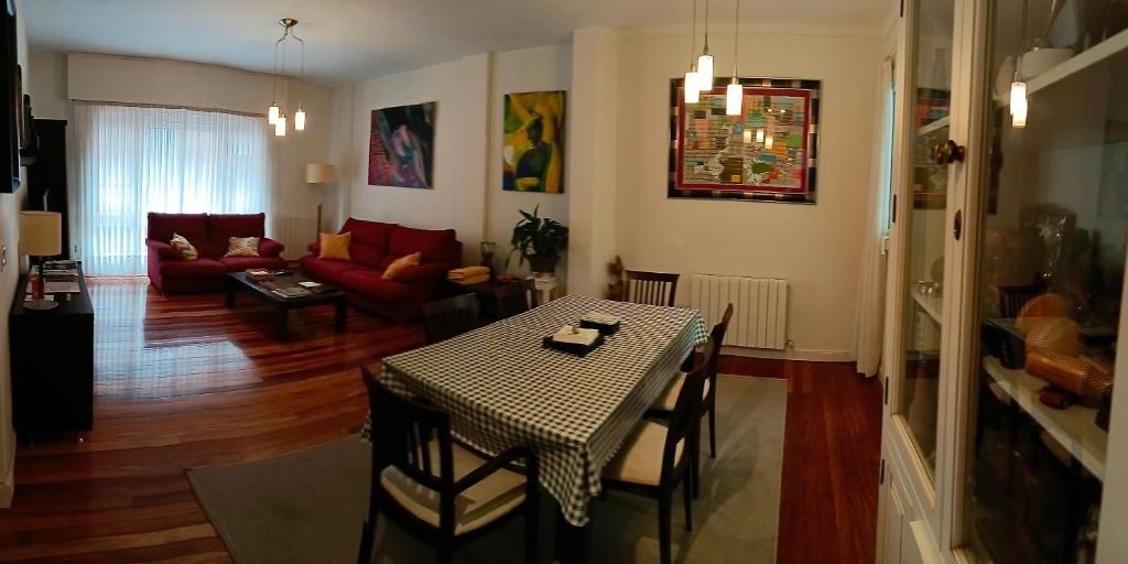 格乔Apartamento Puente Colgante的客厅配有桌子和沙发