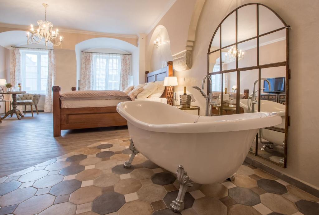 塔博尔科斯尼奇旅馆的带浴缸的大浴室和卧室