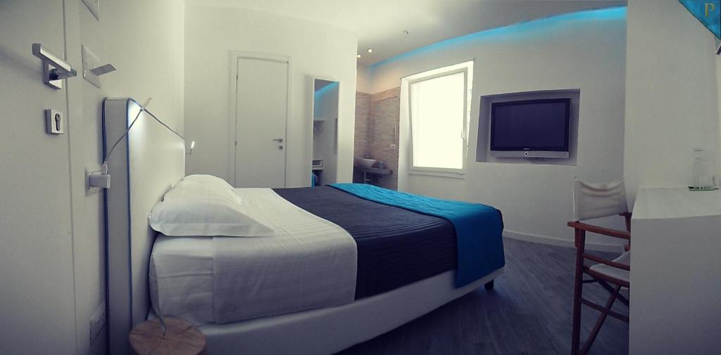 罗马皮克乐拓住宿加早餐旅馆的一间卧室配有一张床和一台电视