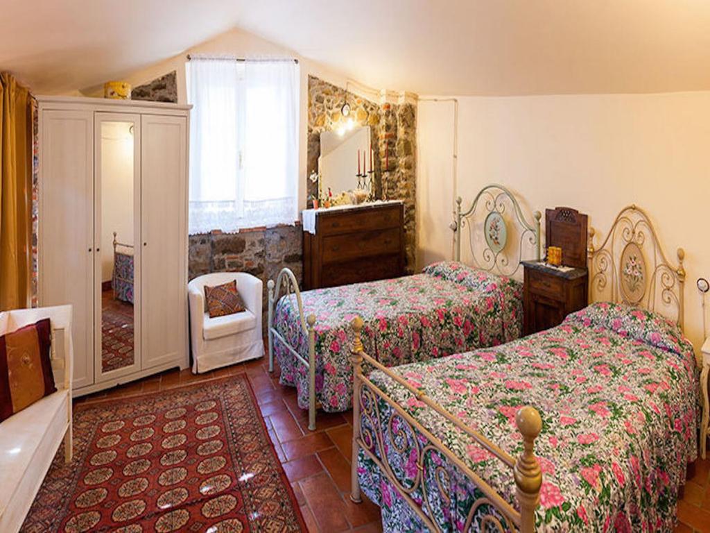 ValgianoAl Vecchio Metato的一间卧室配有两张床和镜子