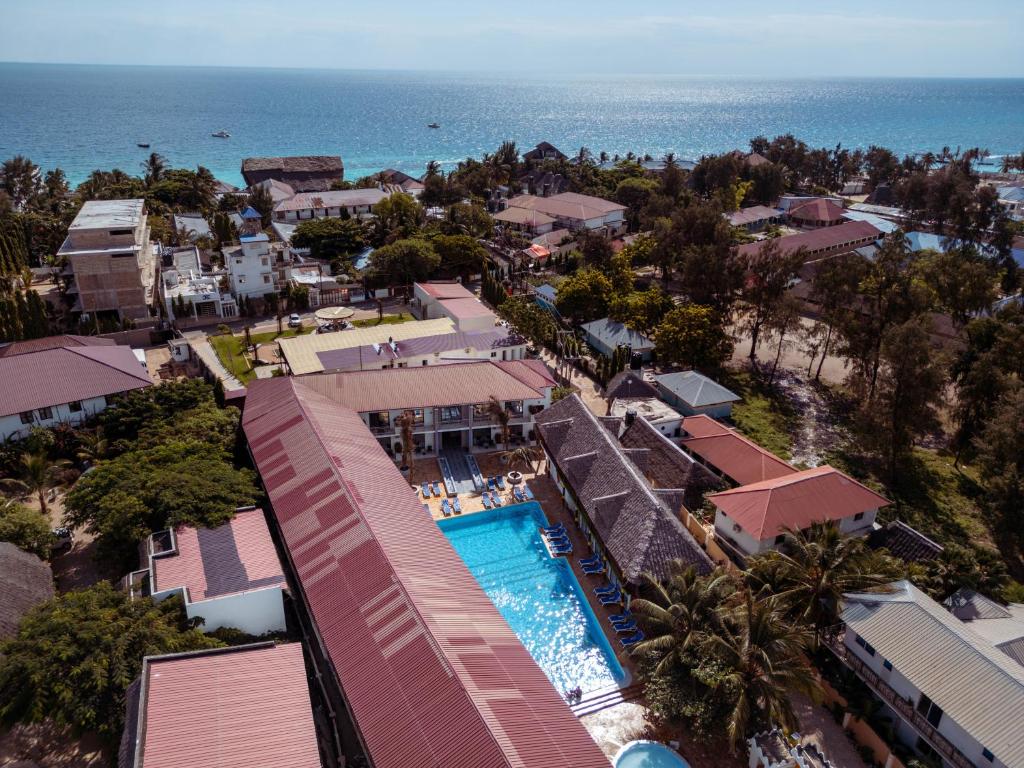 南威Canary Hotel & SPA的享有带游泳池的度假村的空中景致