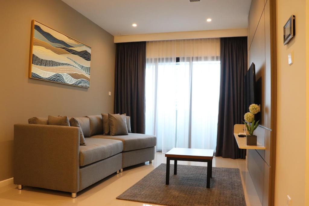 新山Suasana Suites Hotel Johor Bahru的带沙发和窗户的客厅