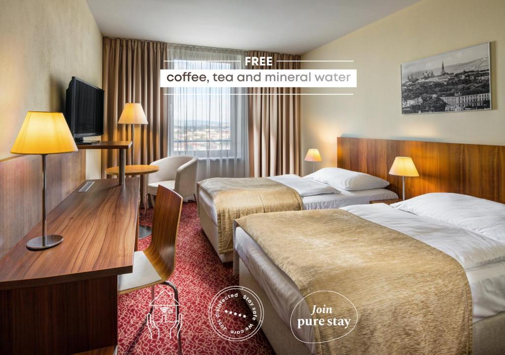 奥洛穆茨奧洛穆克克拉丽奥国会酒店的酒店客房设有两张床和电视。