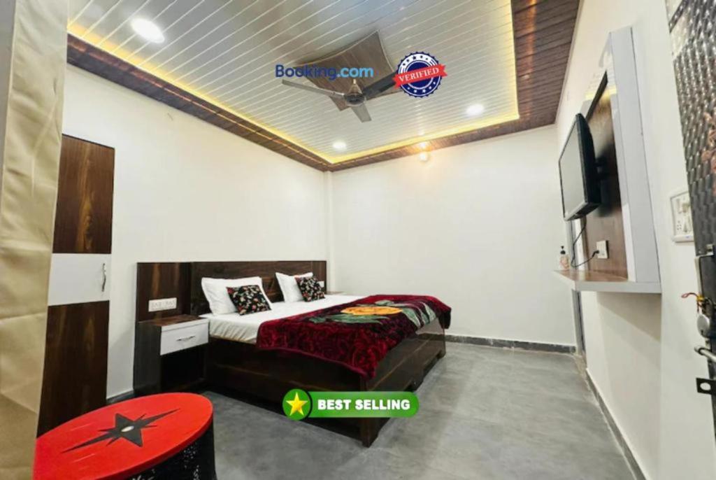 AyodhyaGoroomgo The Ram Krishna Palace Ayodhya - Luxury Room的一间卧室配有一张床和一台电视。