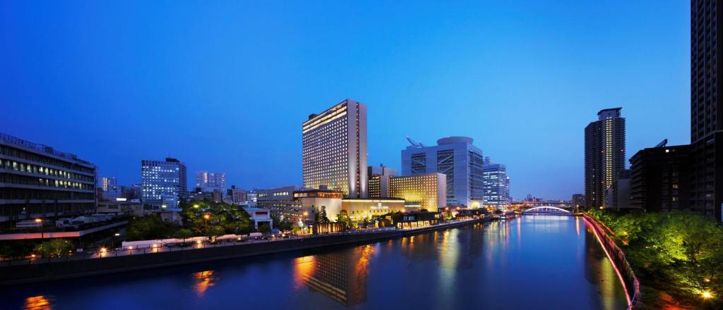 大阪大阪丽嘉皇家酒店的城市中一条河,晚上有高楼