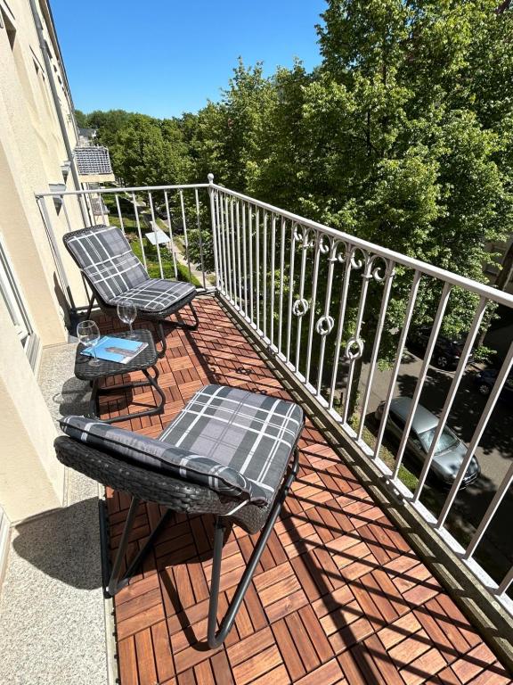 开姆尼茨Ruhige Maisonettewohnung auf dem Kaßberg的阳台配有2把椅子和1张桌子