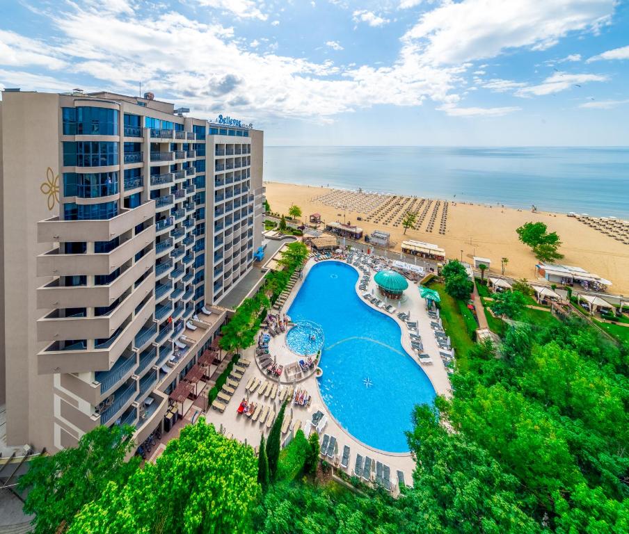 阳光海滩Sentido Bellevue Beach- All Inclusive & Beach Access的享有度假胜地的空中景致,设有游泳池和海滩