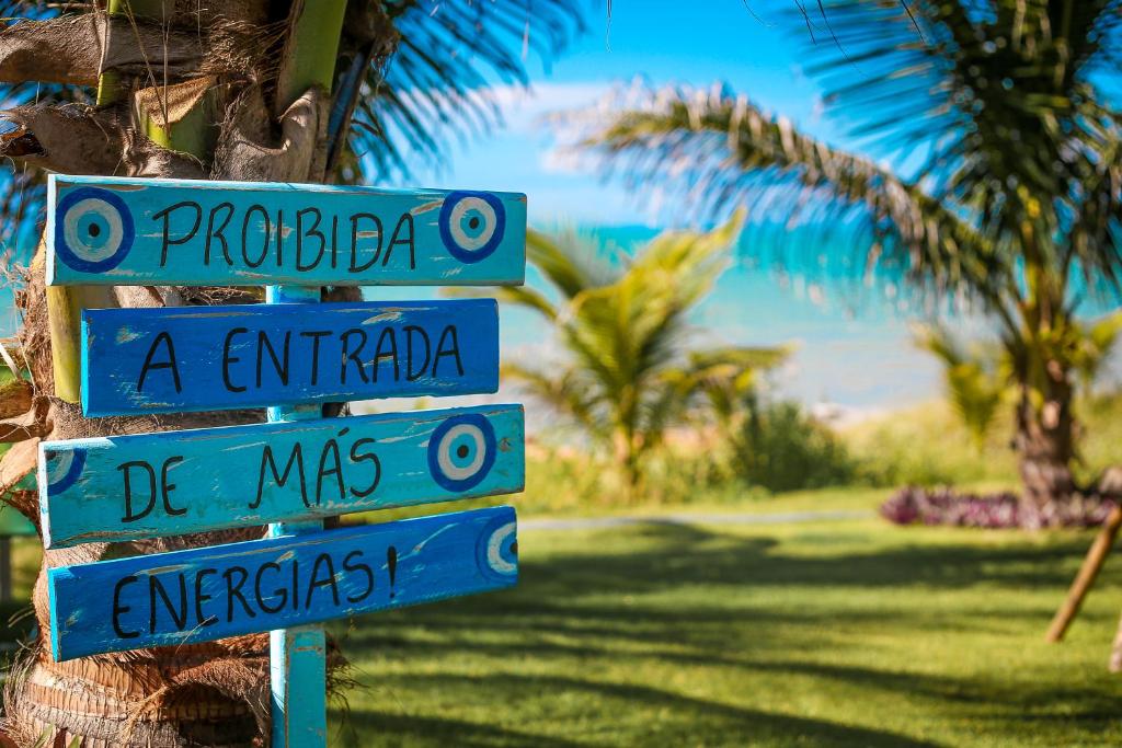 卡诺格布拉达Raio de Sol Residence的棕榈树前的街道标志