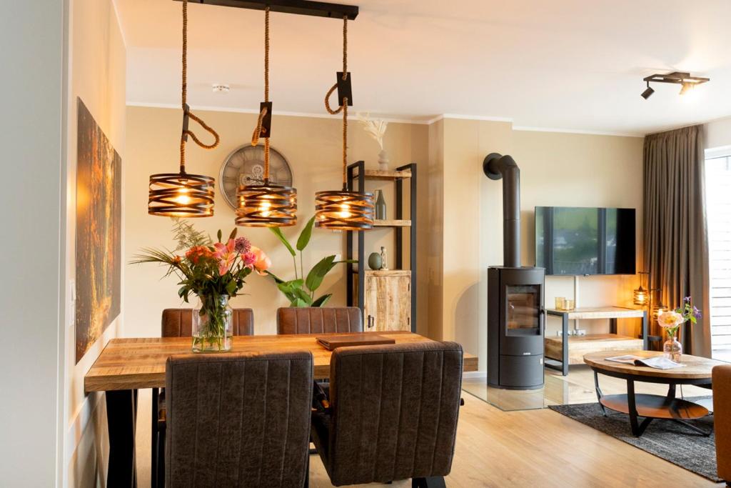 温特贝格Residences Central Winterberg的用餐室配有木桌和椅子