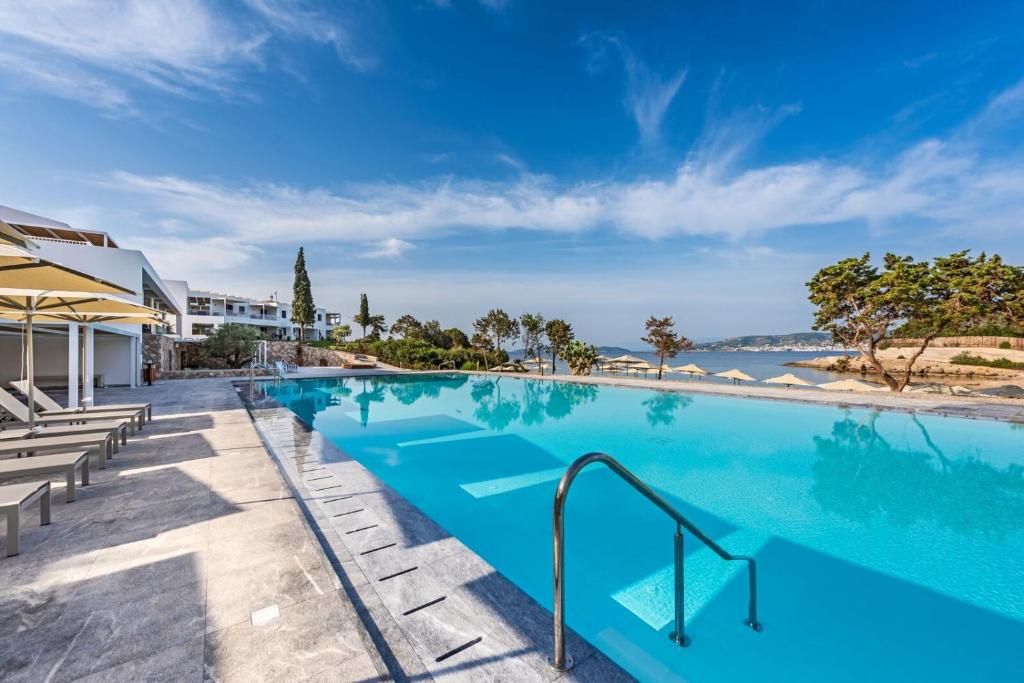 波多河丽Hapimag Resort Porto Heli的享有水景的游泳池