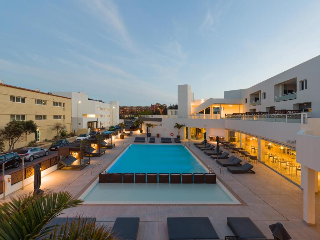 科斯塔卡玛R2 HIGOS BEACH的享有酒店游泳池的顶部景色