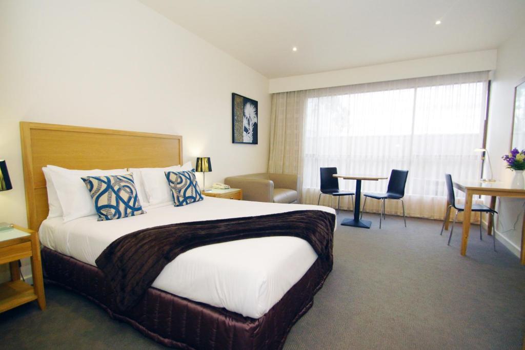 谢珀顿谢珀顿韦恩哈米尔汽车旅馆的酒店客房设有一张大床和一张书桌。