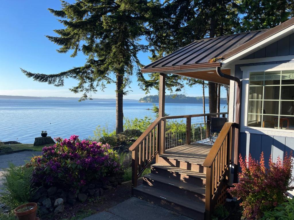 Port LudlowPrivate Beach - Port Ludlow Beach Cottage on Puget Sound的水景房屋 - 带门廊