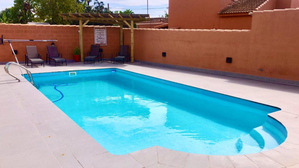 奇克拉纳－德拉弗龙特拉Loft con piscina Adults Only的庭院里的一个蓝色的游泳池