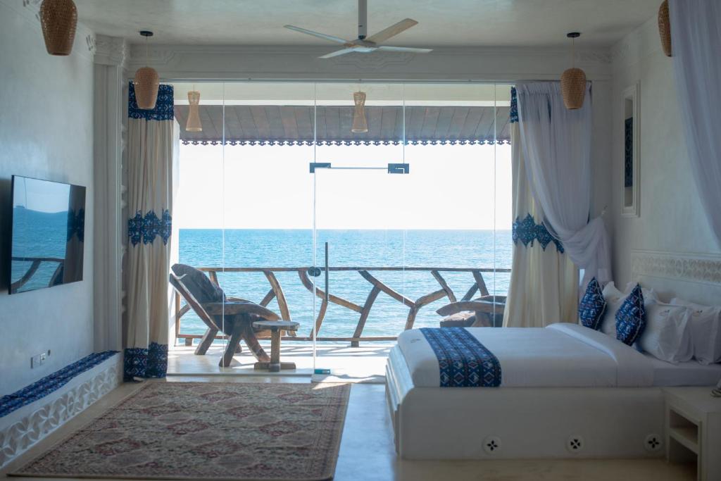 桑给巴尔Royal Cliff Zanzibar的一间卧室配有一张床,享有海景