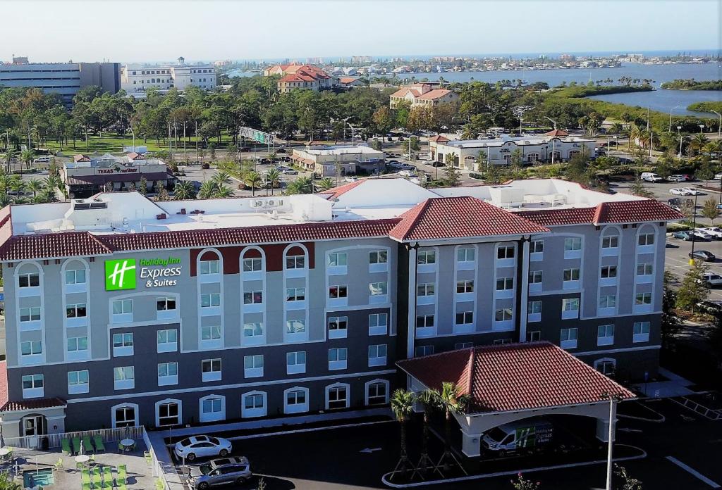 圣彼得堡Holiday Inn Express & Suites - St. Petersburg - Madeira Beach, an IHG Hotel的建筑的侧面有标志