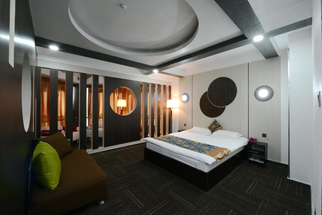 乌兰巴托卓洛酒店的一间卧室配有一张床和一张沙发