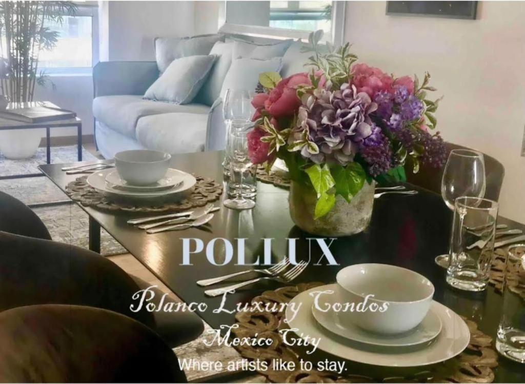 墨西哥城Pollux Luxury apartment的客厅配有带花瓶的桌子