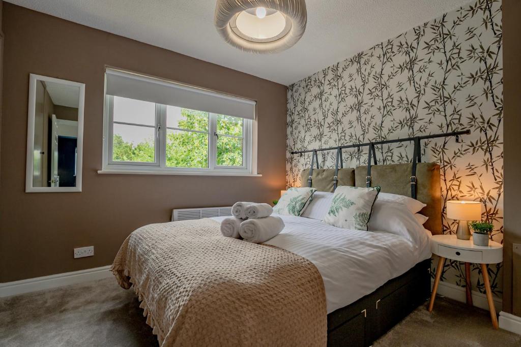 伍斯特Guest Homes - Hales Orchard的一间卧室,床上有泰迪熊